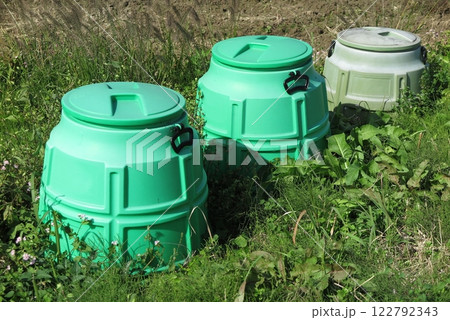 畑に並んだ、樹脂製のコンポスト(3基) 畑に並んだ、樹脂製のコンポスト(3基) 122792343
