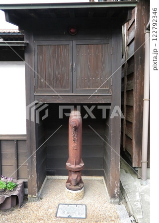 現役で使用されている、古い消火栓と、木製の器具庫 122792346