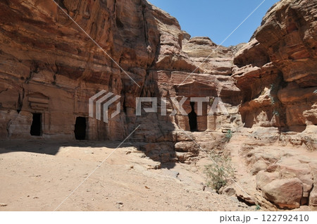 ヨルダン、ペトラ、ペトラ遺跡、エド・ディルへの道、ライオンの墓、岩窟墓 122792410