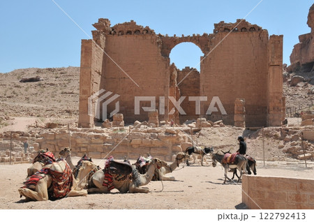 ヨルダン、ペトラ、ペトラ遺跡、客を待つラクダとロバ、カスール・アル・ビント、ナバテア人の神殿 122792413