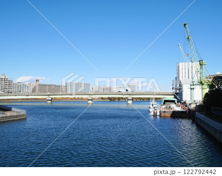 汐見運河に架かる汐見橋梁 122792442