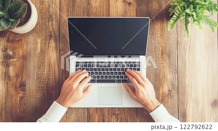 ノートパソコンを操作する手元 ノートパソコンを操作する手元 122792622