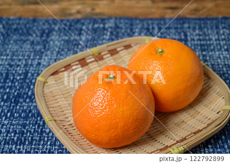 いよかん　愛媛県の特産品で濃厚な味わいの柑橘類 122792899