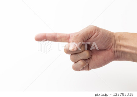 指を差す男性の手 122793319