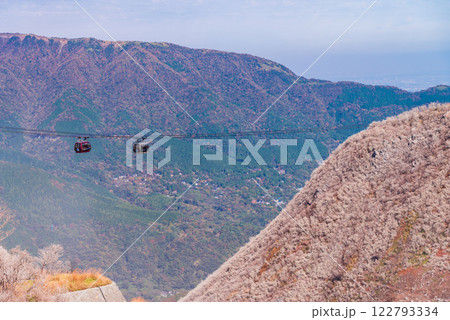 【神奈川県】大涌谷を通過する箱根ロープウェイ 122793334