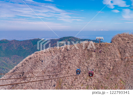 【神奈川県】大涌谷を通過する箱根ロープウェイ 【神奈川県】大涌谷を通過する箱根ロープウェイ 122793341