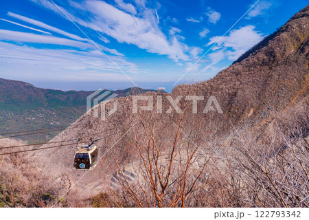 【神奈川県】大涌谷を通過する箱根ロープウェイ 【神奈川県】大涌谷を通過する箱根ロープウェイ 122793342