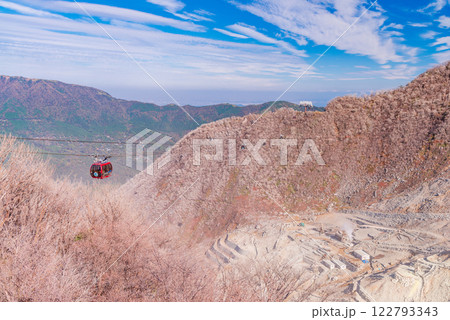 【神奈川県】大涌谷を通過する箱根ロープウェイ 【神奈川県】大涌谷を通過する箱根ロープウェイ 122793343