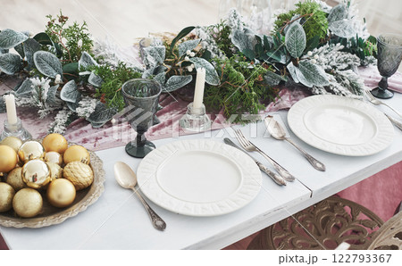 Table served for Christmas dinner in living room, top view 122793367