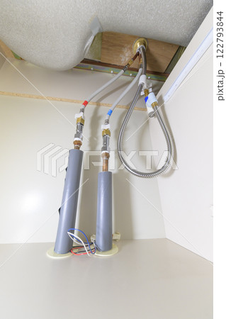 水漏れで交換後の蛇口の配管(継手交換ver ビフォーアフター素材) 水漏れで交換後の蛇口の配管(継手交換ver ビフォーアフター素材) 122793844