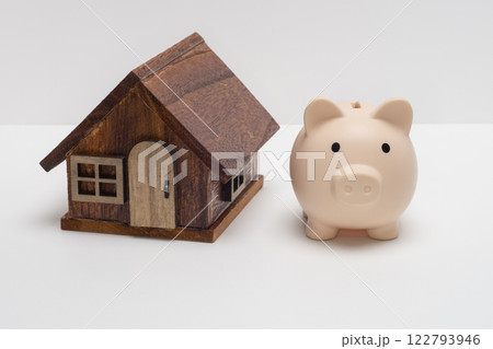 住宅の模型と豚の貯金箱 122793946