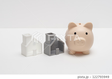 住宅の模型と豚の貯金箱 122793949