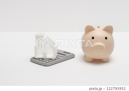 住宅の模型と電卓と豚の貯金箱 住宅の模型と電卓と豚の貯金箱 122793952