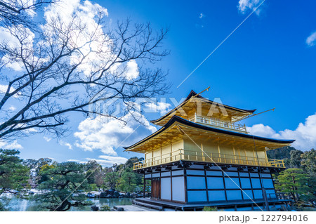 京都市 冬の青空に映える鹿苑寺(金閣寺) 京都市 冬の青空に映える鹿苑寺(金閣寺) 122794016