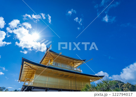 京都市　冬の青空に映える鹿苑寺（金閣寺）　 122794017