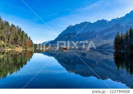 Autumn colors in fall at lake Eibsee, Garmisch-Partenkirchen, Bavarian alps, Germany 122794088