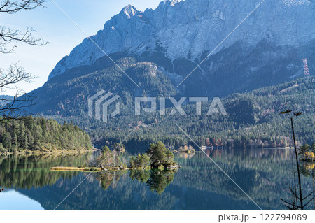 Autumn colors in fall at lake Eibsee, Garmisch-Partenkirchen, Bavarian alps, Germany Autumn colors in fall at lake Eibsee, Garmisch-Partenkirchen, Bavarian alps, Germany 122794089