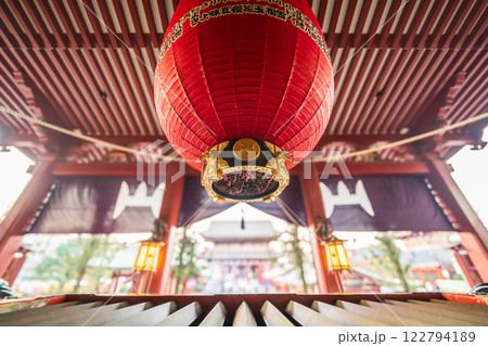 「東京都」浅草 浅草寺 本堂の大提灯 122794189