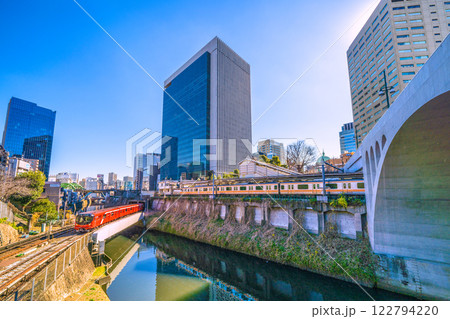 日本の東京都市景観初のCBTC…東京メトロ丸ノ内線新型車両2000系や御茶ノ水駅、聖橋などを望む 122794220