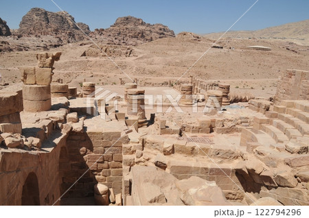 ヨルダン、ペトラ、ペトラ遺跡、大寺院(ゼウス神殿) ヨルダン、ペトラ、ペトラ遺跡、大寺院(ゼウス神殿) 122794296