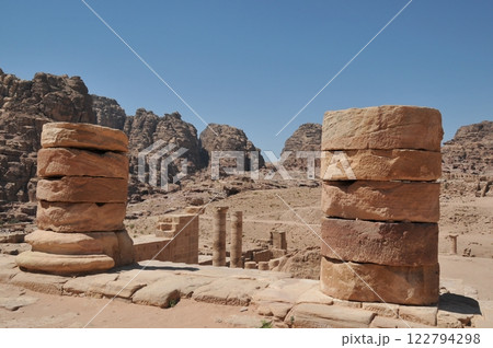 ヨルダン、ペトラ、ペトラ遺跡、大寺院(ゼウス神殿) ヨルダン、ペトラ、ペトラ遺跡、大寺院(ゼウス神殿) 122794298
