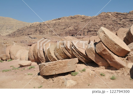 ヨルダン、ペトラ、ペトラ遺跡、大寺院(ゼウス神殿)の倒壊した柱、王家の墓遠望 ヨルダン、ペトラ、ペトラ遺跡、大寺院(ゼウス神殿)の倒壊した柱、王家の墓遠望 122794300