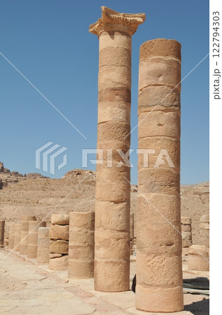 ヨルダン、ペトラ、ペトラ遺跡、大寺院(ゼウス神殿) ヨルダン、ペトラ、ペトラ遺跡、大寺院(ゼウス神殿) 122794303