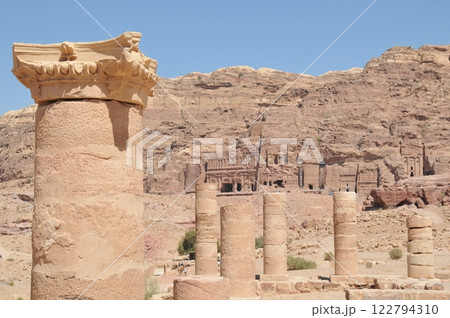 ヨルダン、ペトラ、ペトラ遺跡、大寺院(ゼウス神殿)の柱、王家の墓遠望 ヨルダン、ペトラ、ペトラ遺跡、大寺院(ゼウス神殿)の柱、王家の墓遠望 122794310
