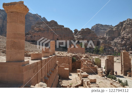 ヨルダン、ペトラ、ペトラ遺跡、大寺院（ゼウス神殿）、カスール・アル・ビント、凱旋門 122794312