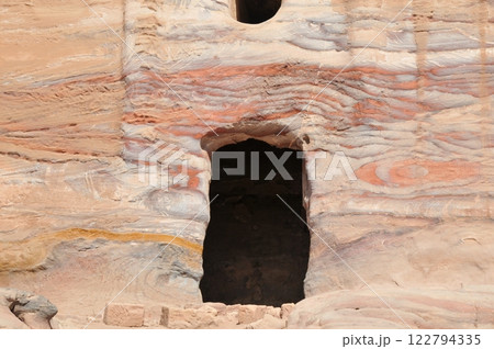 ヨルダン、ペトラ、ペトラ遺跡、シルクの墓入口、縞模様が美しい岩肌、王家の墓 ヨルダン、ペトラ、ペトラ遺跡、シルクの墓入口、縞模様が美しい岩肌、王家の墓 122794335