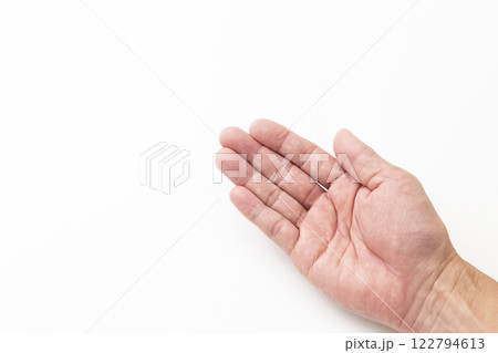 白背景に男性の手 白背景に男性の手 122794613