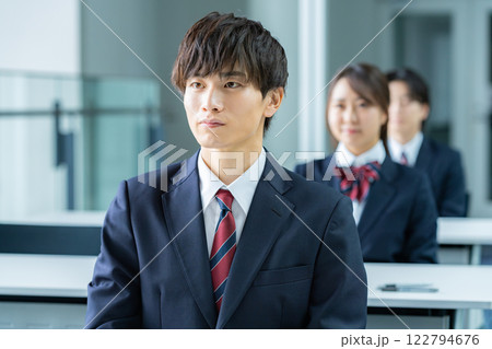 試験を受ける学生たち 122794676