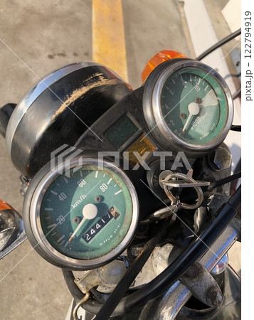 クラシックな日本の原付バイク 122794919