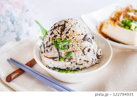 ひじきご飯のおにぎり 122794935