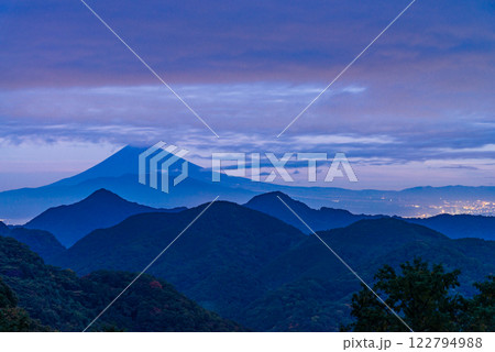 (静岡県)伊豆の国市・紅葉が始まった沼津アルプス越しに富士山 (静岡県)伊豆の国市・紅葉が始まった沼津アルプス越しに富士山 122794988