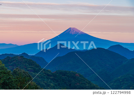 （静岡県）伊豆の国市・紅葉が始まった沼津アルプス越しに富士山 122794998