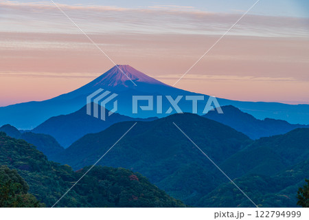 （静岡県）伊豆の国市・紅葉が始まった沼津アルプス越しに富士山 122794999