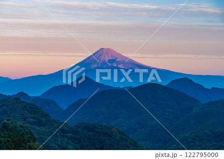 （静岡県）伊豆の国市・紅葉が始まった沼津アルプス越しに富士山 122795000