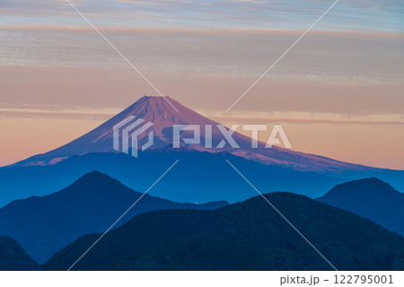 （静岡県）伊豆の国市・紅葉が始まった沼津アルプス越しに富士山 122795001