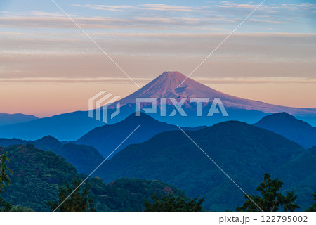 （静岡県）伊豆の国市・紅葉が始まった沼津アルプス越しに富士山 122795002