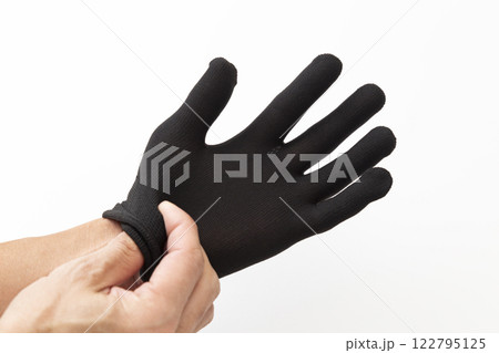 黒手袋をはめる男性の手 122795125