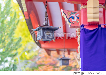 宮城縣護國神社　朱色の拝殿　吊り灯籠 122795260