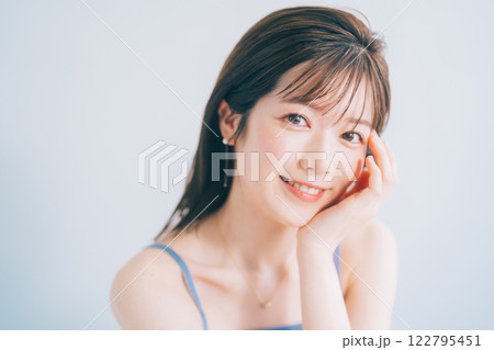 若い女性のビューティーイメージ 122795451