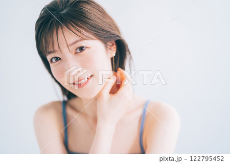 若い女性のビューティーイメージ 122795452