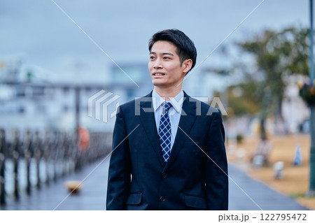 スーツ姿の若い男性 スーツ姿の若い男性 122795472