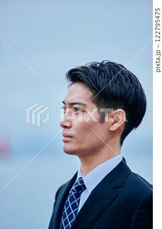 遠くを見つめるスーツ姿の若い男性 122795475