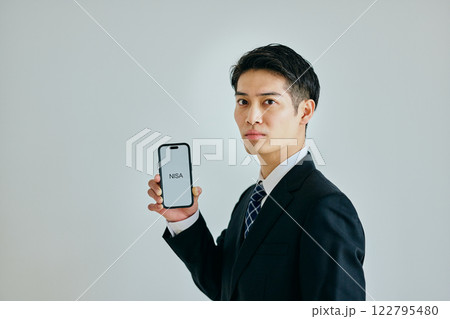 スマホを持つ20代の若い男性 スマホを持つ20代の若い男性 122795480