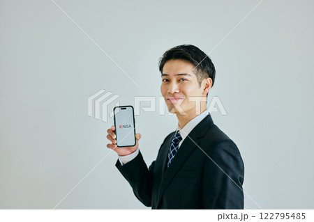 スマホを持つ20代の若い男性 122795485