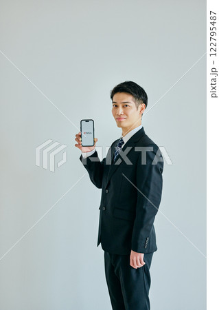 スマホを持つ20代の若い男性 スマホを持つ20代の若い男性 122795487