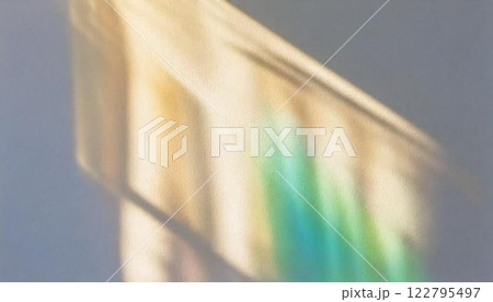虹色の光が差し込む柔らかな壁のテクスチャ　おしゃれでエモーショナルなニュアンスの背景 122795497